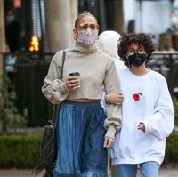 Dia pun lebih nyaman dengan rambut pendek dan keriting. Penampakan Emme yang tidak feminin tersebut memang membuat orang bertanya-tanya tentang gendernya. Foto: dok. Getty Images