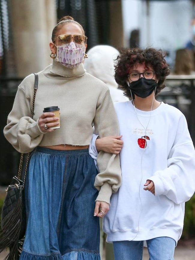 Dia pun lebih nyaman dengan rambut pendek dan keriting. Penampakan Emme yang tidak feminin tersebut memang membuat orang bertanya-tanya tentang gendernya. Foto: dok. Getty Images