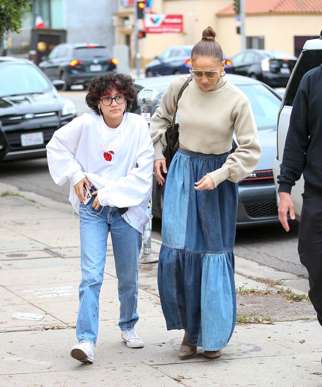 Belakangan Emme lebih sering bergaya seperti laki-laki. Jika remaja putri pada umumnya mengenakan crop top atau riasan, Emme lebih memilih menggunakan sweater oversized dengan celana jeans. Foto: dok. Getty Images