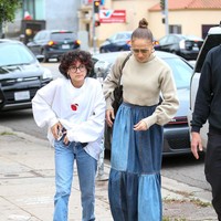 Belakangan Emme lebih sering bergaya seperti laki-laki. Jika remaja putri pada umumnya mengenakan crop top atau riasan, Emme lebih memilih menggunakan sweater oversized dengan celana jeans. Foto: dok. Getty Images