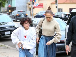 8 Foto Anak JLo yang Gendernya Tidak Ingin Disebut Perempuan atau Laki-laki