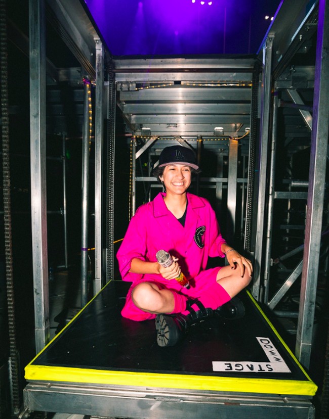 Emme menunjukkan jati diri dengan memakai mikrofon berwarna pelangi. Malam itu, mereka lalu melantunkan lagu A Thousand Years milik Christina Perri.Foto: dok. Twitter