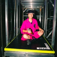 Emme menunjukkan jati diri dengan memakai mikrofon berwarna pelangi. Malam itu, mereka lalu melantunkan lagu A Thousand Years milik Christina Perri.Foto: dok. Twitter