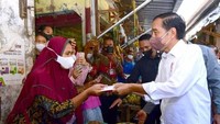 Jokowi pergi mengunjungi dua pasar di Cirebon dalam rangka pembagian BLT minyak goreng. Dalam foto, terlihat Jokowi membagikan bantuan tersebut ke penjual ikan segar. Foto: Instagram @jokowi