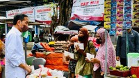 Pedagang di Pasar Anom dan Pasar Bangkal Baru di daerah Sumenep, Jawa Timur juga sempat dikunjungi oleh Jokowi. Saat itu, ia memberikan BLT minyak goreng. Foto: Instagram @jokowi