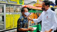 Saat mengunjungi Pasar Cisarua, Jokowi bertemu beberapa penjual makanan kaki lima. Begini momennya saat mengobrol dengan pedagang pisang goreng kekinian. Foto: Instagram @jokowi