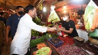 Jokowi juga pernah mengunjungi Pasar Cibinong dan Pasar Gunung Batu di Bogor. Tak hanya menyapa para pedagang, tapi juga membagikan sejumlah bantuan sosial. Foto: Instagram @jokowi