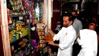 Saat berkunjung ke Magelang, Jawa Tengah, Jokowi blusukan ke Pasar Muntilan untuk menyidak penjualan minyak goreng di pasaran. Harga minyak goreng curah saat itu sudah mulai turun. Foto: Instagram @jokowi