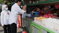 Presiden yang dikenal merakyat ini terlihat sering mengunjungi para pedagang kecil. Ini momennya ditemani Ibu Negara saat blusukan di Surakarta. Foto: Instagram @jokowi