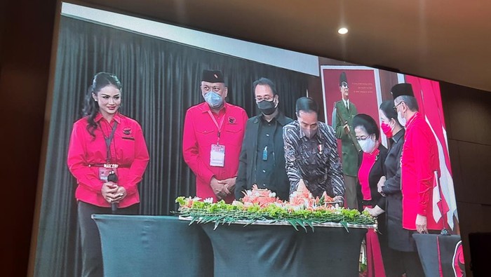 Jokowi dapat kejutan ulang tahun di Rakernas PDIP (Kanavino-detikcom)