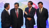 Presiden Joko Widodo terlihat berbincang dengan Sultan Brunei Hassanal Bolkiah, mantan perdana menteri yang kini menjabat sebagai Presiden Laos Thongloun Sisoulith, dan Perdana Menteri Kamboja Hun Sen selama KTT ASEAN-China ke-20 di sela-sela KTT Perhimpunan Bangsa-Bangsa Asia Tenggara (ASEAN) ke-31 di Manila, tahun 2017 silam. (ROMEO RANOCO/AFP via Getty Images).