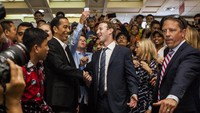 Presiden Joko Widodo juga sempat bertemu dengan pendiri Facebook Mark Zuckerberg pada tahun 2014 lalu. Keduanya asyik berbincang saat mengunjungi Pasar Tanah Abang yang dikenal sebagai pasar tekstil terbesar di Asia Tenggara. (Oscar Siagian/Getty Images).