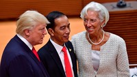 Jokowi juga cukup akrab dengan Presiden Amerika Serikat ke-45 yakni Donald Trump. Momen keakraban itu terlihat saat keduanya berbincang bersama mantan Direktur Pelaksana IMF yang kini menjabat sebagai Presiden bank sentral Eropa (Europe Central Bank/ECB), Christine Lagarde di hari kedua KTT ekonomi G20 tahun 2017 yang digelar di Hamburg, Jerman. (Thomas Lohnes/Getty Images). 