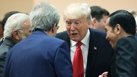 Jokowi dan Trump juga terlihat asyik berbincang dengan sejumlah pemimpin dunia lainnya saat menghadiri KTT G20 di Hamburg, Jerman. Pada momen itu, Jokowi dan Trump asyik mengobrol dengan PM India Narendra Modi dan Mantan Perdana Menteri Italia Paolo Gentiloni. (MARKUS SCHREIBER/AFP via Getty Images). 