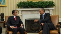 Momen Presiden Joko Widodo berbincang dengan Presiden Amerika Serikat ke-44 Barack Obama saat mengunjungi Gedung Putih pada tahun 2015 silam. (NICHOLAS KAMM/AFP via Getty Images).