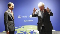 Momen Presiden Joko Widodo tersenyum saat berbincang dengan Perdana Menteri Inggris Boris Johnson saat menghadiri KTT Iklim PBB COP26 yang digelar di Edinburgh, Skotlandia, November 2021 silam. (Stefan Rousseau/Pool via AP).