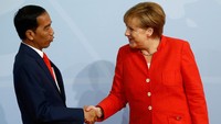 Presiden Joko Widodo juga beberapa kali terlihat tengah asyik berbincang dengan mantan Kanselir Jerman Angela Merkel di sejumlah pertemuan internasional. Momen itu salah satunya terlihat saat Jokowi menyapa Merkel ketika menghadiri KTT G20 yang digelar di Hamburg, Jerman, 2017 lalu. (ODD ANDERSEN/AFP via Getty Images).