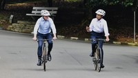 Belum lama ini, Presiden Joko Widodo juga terlihat asyik berbincang sembari mengendarai sepeda keliling Istana Kepresidenan Bogor bersama Perdana Menteri Australia Anthony Albanese, Senin (6/6/2022). Sebagai informasi, sepeda yang digunakan Jokowi dan Albanese ini merupakan sepeda bambu lho. Jokowi mengatakan tujuannya mengajak PM Australia bersepeda memakai sepeda bambu untuk menyampaikan pesan betapa pentingnya kendaraan-kendaraan yang ramah lingkungan. (Laily Rachev Indonesian Presidential Palace via AP).
