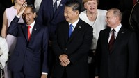 Momen kebersamaan Presiden Joko Widodo dengan Presiden China Xi Jinping dan Presiden Rusia Vladimir Putin saat menghadiri KTT G20 di Osaka, Jepang, tahun 2019 lalu. (DOMINIQUE JACOVIDES/AFP via Getty Images).