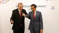 Presiden Joko Widodo bertemu dengan Presiden Turkiye Recep Tayyip Erdogan saat keduanya menghadiri KTT G20 yang digelar di Osaka, Jepang, tahun 2019 silam. (Turkish Presidency / Murat Cetinmuhurdar / Handout/Anadolu Agency/Getty Images).