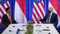 Sebagai seorang pemimpin negara, Presiden Joko Widodo kerap bertemu dengan pemimpin dunia lainnya. Salah satu momennya saat Jokowi bertemu dengan Presiden Amerika Serikat Joe Biden di KTT Iklim PBB COP26 yang digelar di Edinburgh, Skotlandia, November 2021 silam. (AP Photo/Evan Vucci).