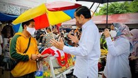Jokowi ditemani Ibu Negara Iriana berkunjung ke Pasar Rakyat Angso Duo Baru, Jambi. Beliau berbincang dengan beberapa pedagang soal pendapatan mereka dan juga memberikan BLT serta modal usaha. Foto: Instagram @jokowi