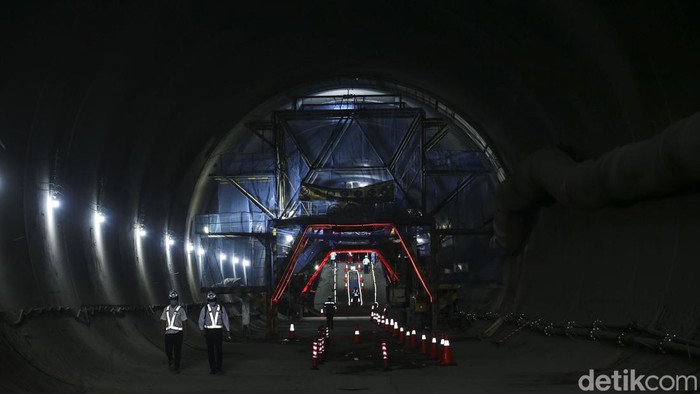 Tunnel 2 proyek Kereta Cepat Jakarta-Bandung (KJCB) di Jatiluhur, Purwakarta akhirnya tembus. Tembusnya tunnel 2 menjadi kado untuk Jokowi.