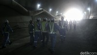 Selama pengerjaan, para pekerja dihadapkan pada kondisi cuaca berupa curah hujan tinggi. Hal ini membuat penanganan dan proses penggalian menjadi lebih ekstra.