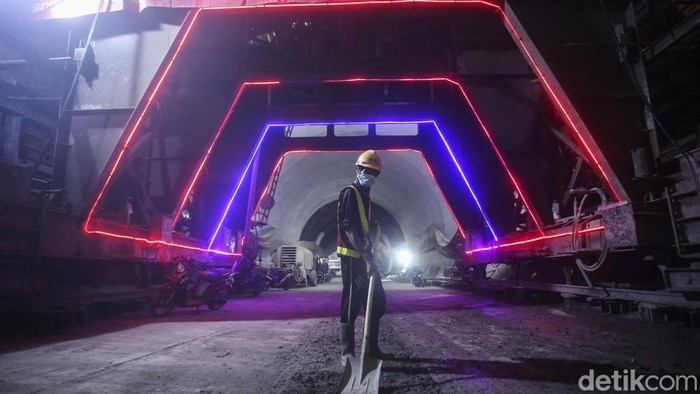 Kado Ultah Jokowi, KCIC Selesaikan 13 Terowongan Kereta Cepat Tunnel 2 proyek Kereta Cepat Jakarta-Bandung (KJCB) di Jatiluhur, Purwakarta akhirnya tembus. Tembusnya tunnel 2 menjadi kado untuk Jokowi.