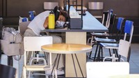 Aksi mogok massal diikuti ribuan pekerja sebagai upaya agar tuntutan mereka didengar pihak terkait.