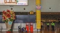 Sementara itu, sejumlah penumpang terdampar di bandara usai puluhan penerbangan dibatalkan imbas aksi mogok massal yang dilakukan pegawai bandara.