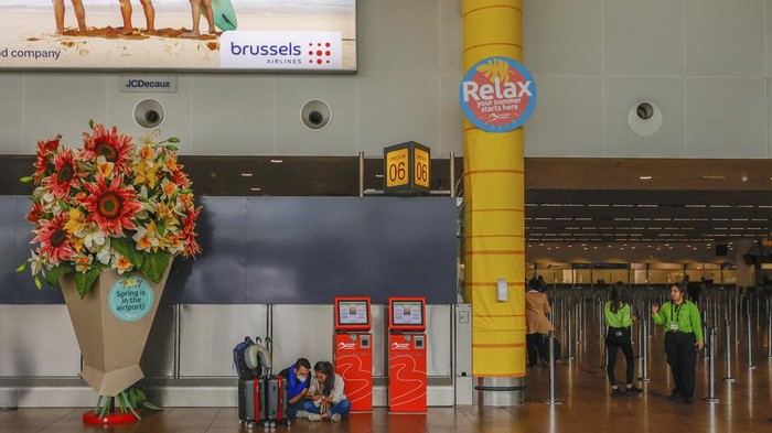 Aksi mogok kerja ribuan pegawai bandara berdampak pada penumpang pesawat. Banyaknya penerbangan yang dibatalkan membuat penumpang terdampar di bandara.