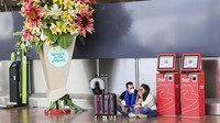Dua orang penumpang duduk di aula keberangkatan Bandara Internasional Brussel saat aksi mogok kerja yang dilakukan ribuan pegawai bandara berlangsung, Senin (20/6/2022) waktu setempat.