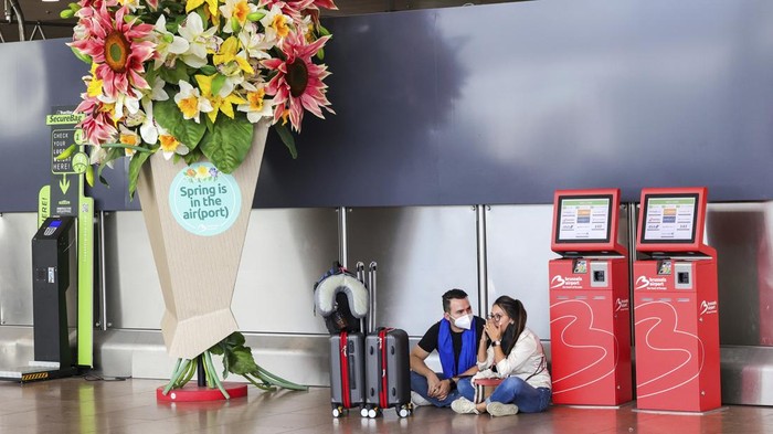 Kala Penumpang Ngemper di Bandara Belgia Gegara Pegawai Mogok Kerja Aksi mogok kerja ribuan pegawai bandara berdampak pada penumpang pesawat. Banyaknya penerbangan yang dibatalkan membuat penumpang terdampar di bandara.