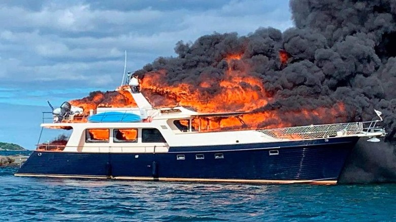 Kapal Yacht Kebakaran