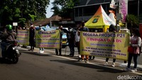 Sambil membentangkan spanduk, massa juga meminta kejelasan kasus Doni Salmanan.   