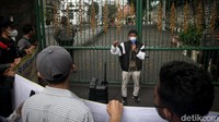 Dalam demo hari ini, massa turut meminta kerugian materiil dalam kasus ini dikembalikan kepada korban Binomo. 