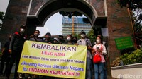 Korban Binomo menggelar demo di depan gedung Kejagung, Kebayoran Baru, Jakarta Selatan, Selasa (21/6/2022). Mereka menuntut berkas perkara tersangka Indra Kesuma alias Indra Kenz segera rampung (P21) dan dilimpahkan ke pengadilan.