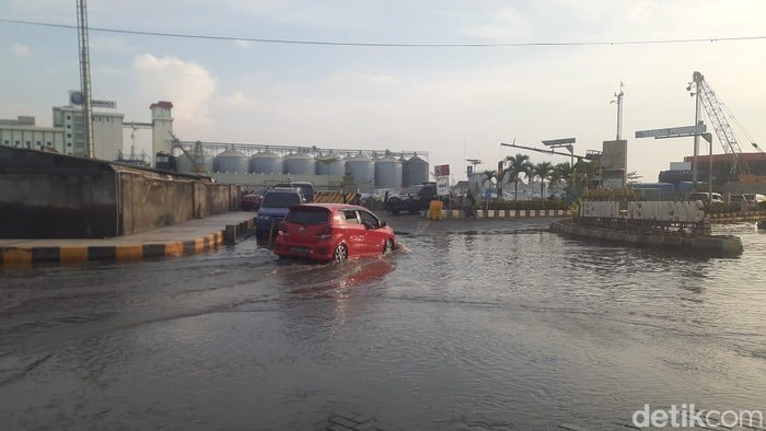 Kawasan Pelabuhan Tanjung Emas, Semarang, masih tergenang banjir rob, Selasa (21/6/2022) sore.