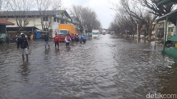 Penampakan Banjir Rob di Pelabuhan Semarang Sore Tadi