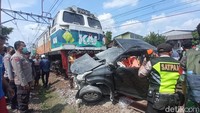 Terlihat mobil tertabrak kereta pada bagian kanan depan. Bodi mobil berwarna hitam itu tampak ringsek akibat tertabrak KA. (Fakhri F/detikcom)