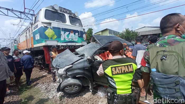Kecelakaan mobil tertabrak kereta api terjadi di daerah Tambun, Bekasi, Jawa Barat. Sopir mobil tersebut tewas akibat insiden tersebut. (Fakhri F/detikcom)