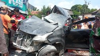 Belum diketahui informasi mengenai mobil tersebut karena pelat nomor polisinya terlepas. (Fakhri F/detikcom)