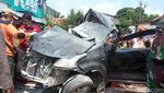 Penampakan Mobil Ringsek Tertabrak KA Argo Sindoro di Bekasi