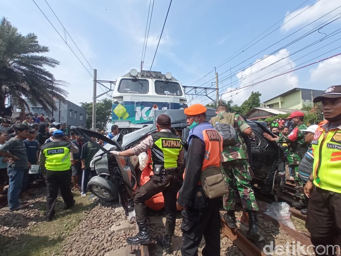 Kecelakaan mobil tertabrak kereta api terjadi di daerah Tambun, Bekasi, Jawa Barat. Sopir mobil tersebut tewas akibat insiden tersebut. (Fakhri F/detikcom)