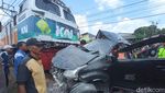 Penampakan Mobil Ringsek Tertabrak KA Argo Sindoro di Bekasi