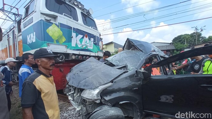 Kecelakaan mobil tertabrak kereta api terjadi di daerah Tambun, Bekasi, Jawa Barat. Sopir mobil tersebut tewas akibat insiden tersebut. (Fakhri F/detikcom)