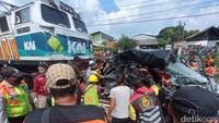Korban akhirnya berhasil dievakuasi dari mobil tersebut sekitar pukul 12.30 WIB. Jenazah korban lalu dibawa petugas ke rumah sakit (RS). (Fakhri F/detikcom)