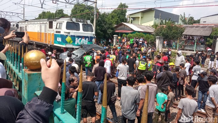 Kecelakaan mobil tertabrak kereta api terjadi di daerah Tambun, Bekasi, Jawa Barat. Sopir mobil tersebut tewas akibat insiden tersebut. (Fakhri F/detikcom)