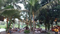 Tempat ini bermama Kelapa Muda Ubud, lokasinya ada Jalan Gunung Sari, Peliatan, Ubud. Tempat ini tidak jauh kok dari pusat Ubud namun lokasinya saja yang agak jauh dari jalan besar.